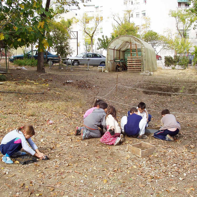 Niños trabajando en un huerto