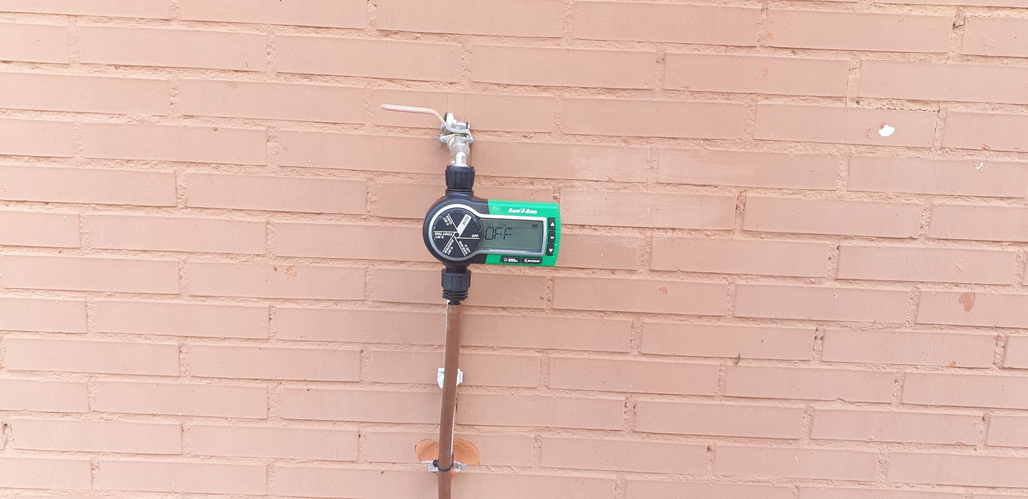 Detalle de la maquinaria de riego por goteo en el C.E.I.P. La Rayuela