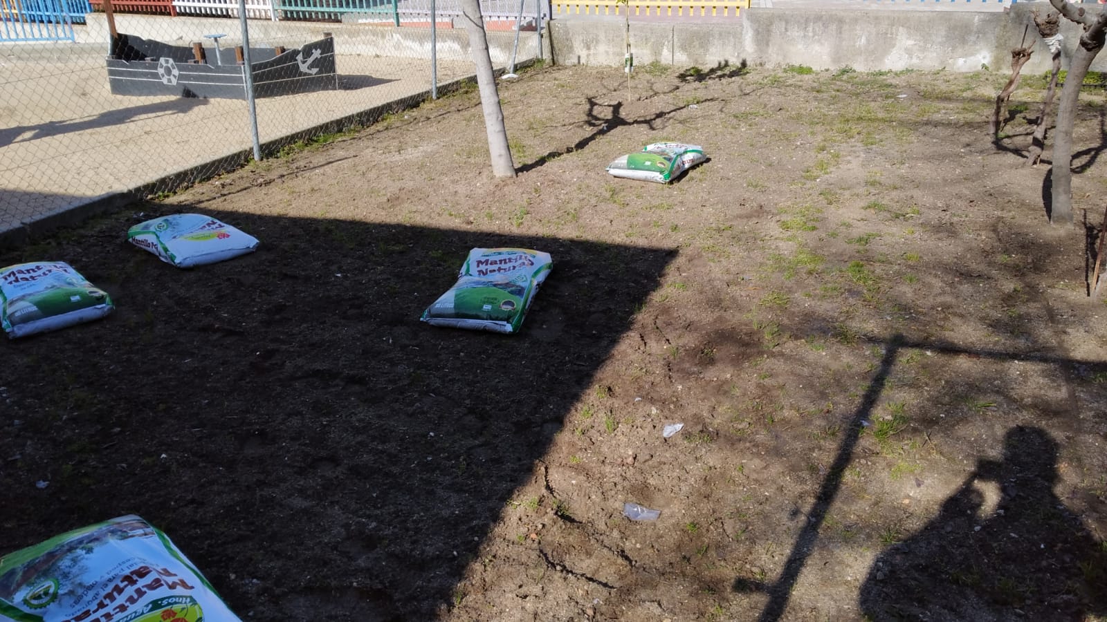 Otra zona del huerto del C.E.I.P. Quevedo con sacos de tierra