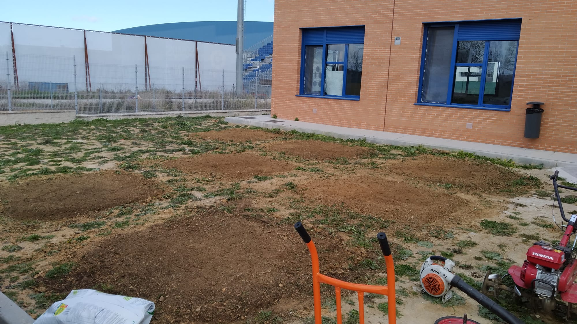 Preparación de los bancales del huerto del C.E.I.P. Yvonne Blake