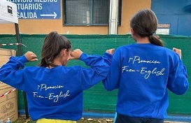 Dos chicas mostrando una sudadera con la inscripción 'FuenEnglish'