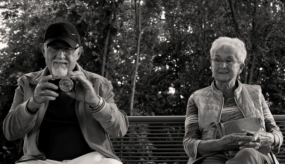 Dos personas mayores. Imagen de un-perfekt en Pixabay