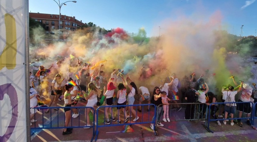 Personas participando en la Marcha de los Colores de 2024