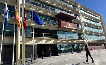 Personas entrando en el edificio del ayuntamiento