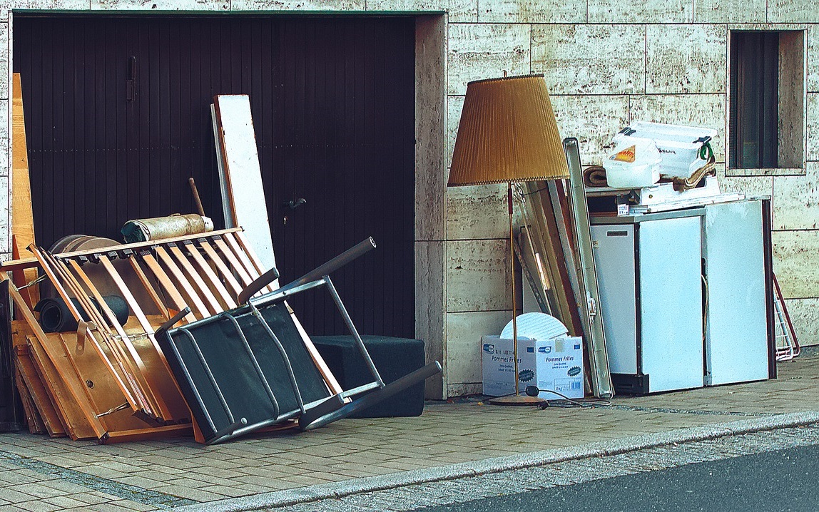 Muebles y enseres en la acera. Imagen de Wolfgang Eckert en Pixabay