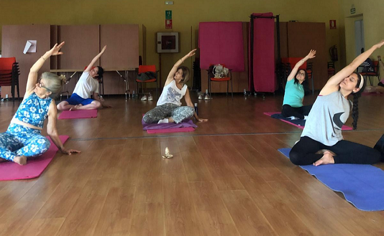Mujeres haciendo yoga