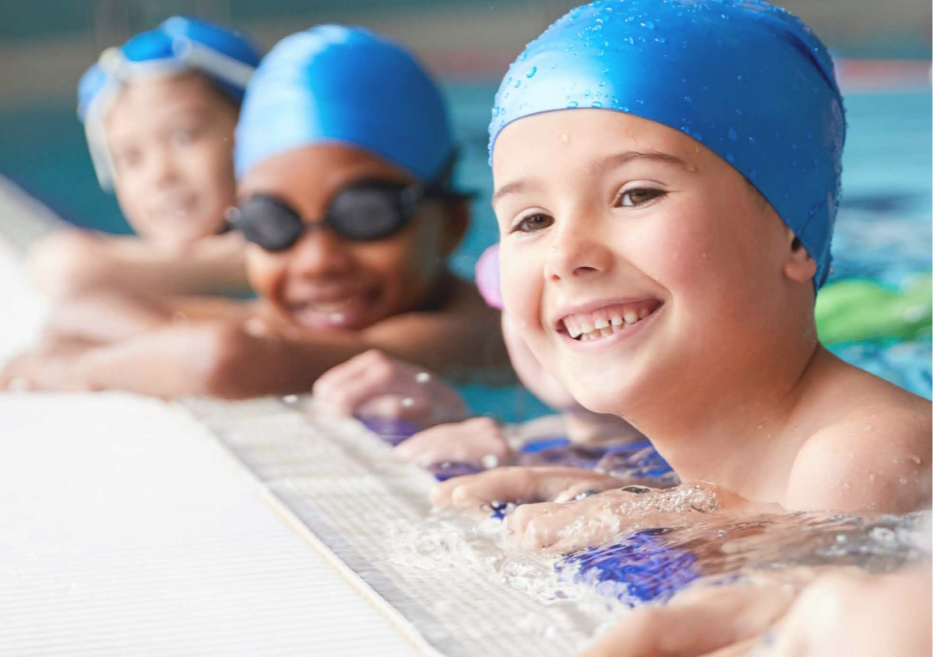 Niños en una piscina cubierta