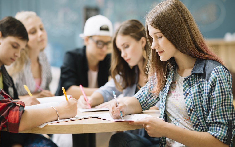 Un grupo de estudiante universitarios