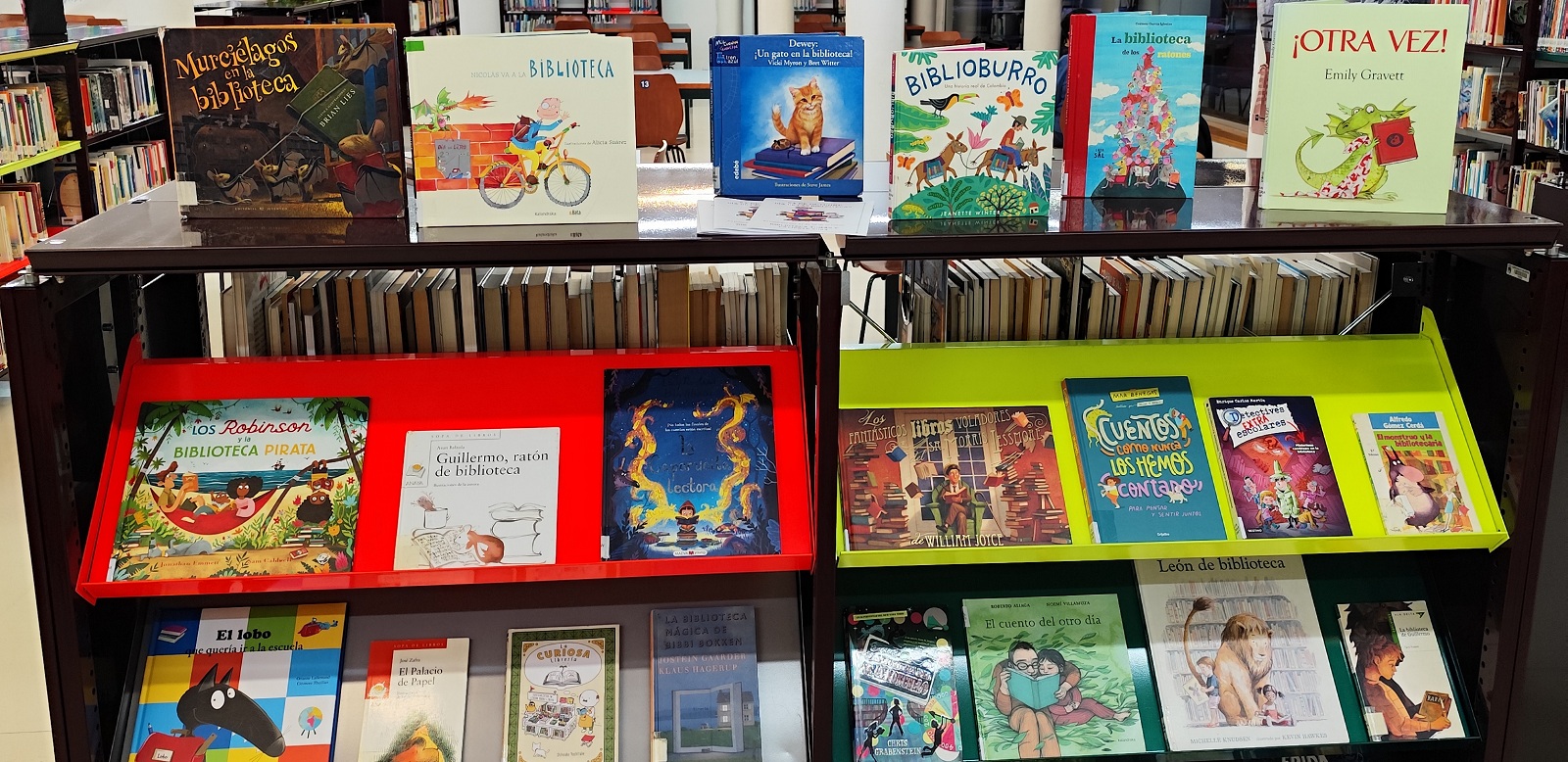 Estanterías de una biblioteca