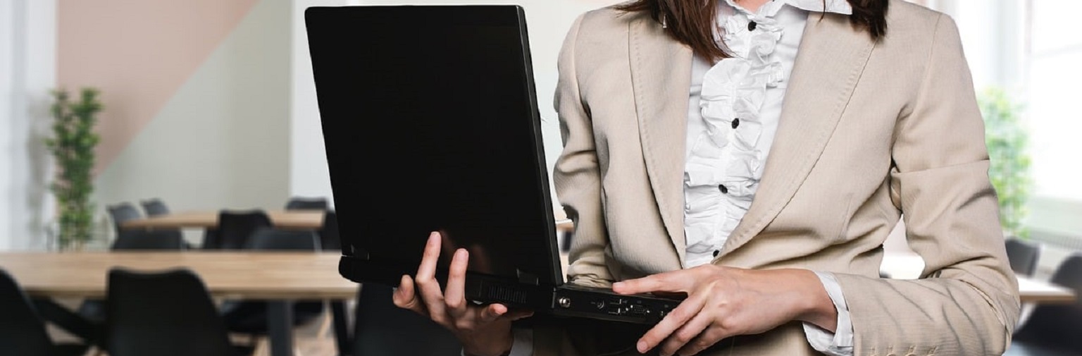 Mujer sosteniendo un ordenador portátil