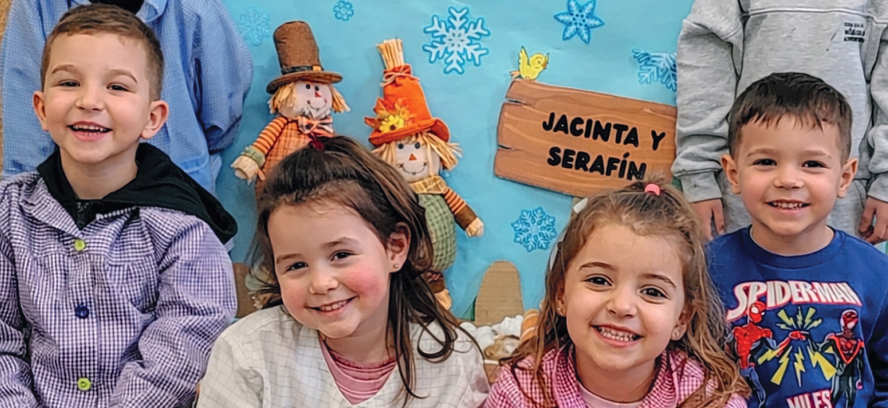 Cuatro niños sonriendo