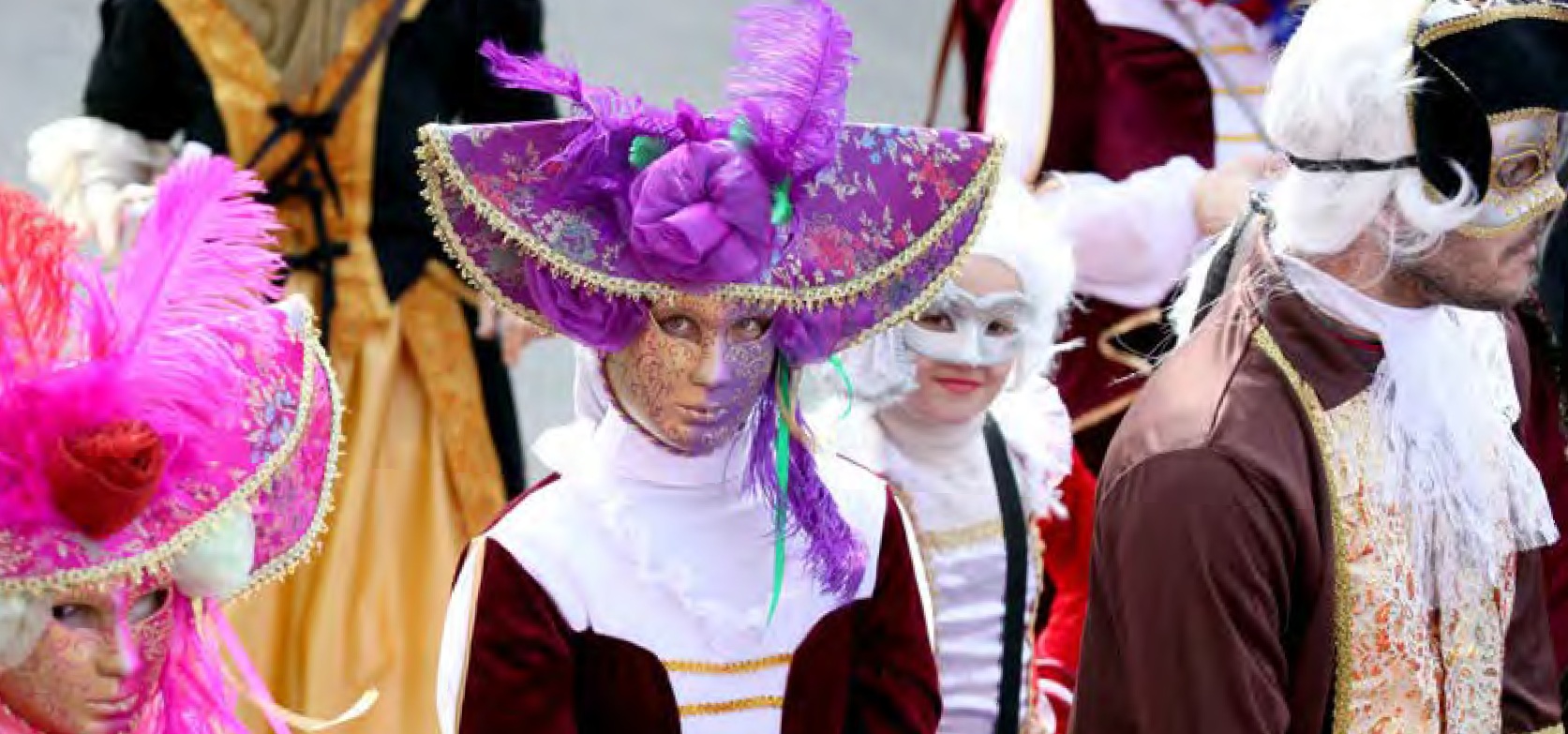 Mujeres disfrazadas de época en Carnaval