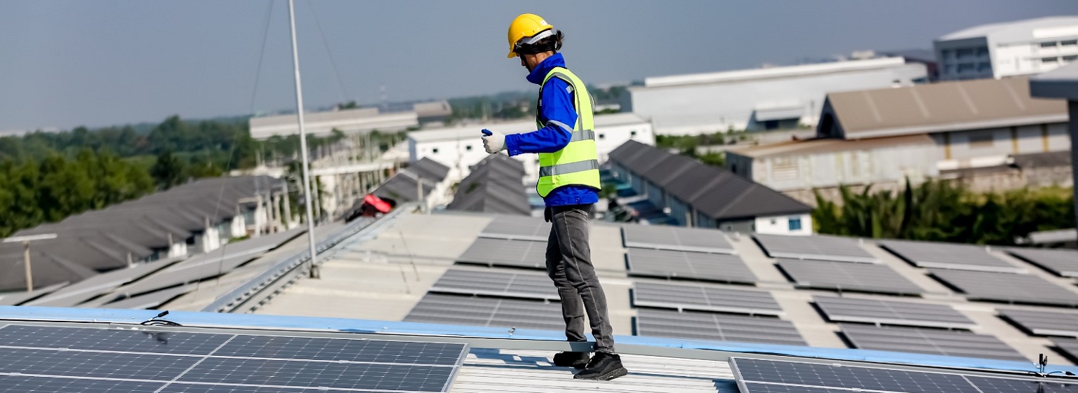 Operario instalando paneles solares