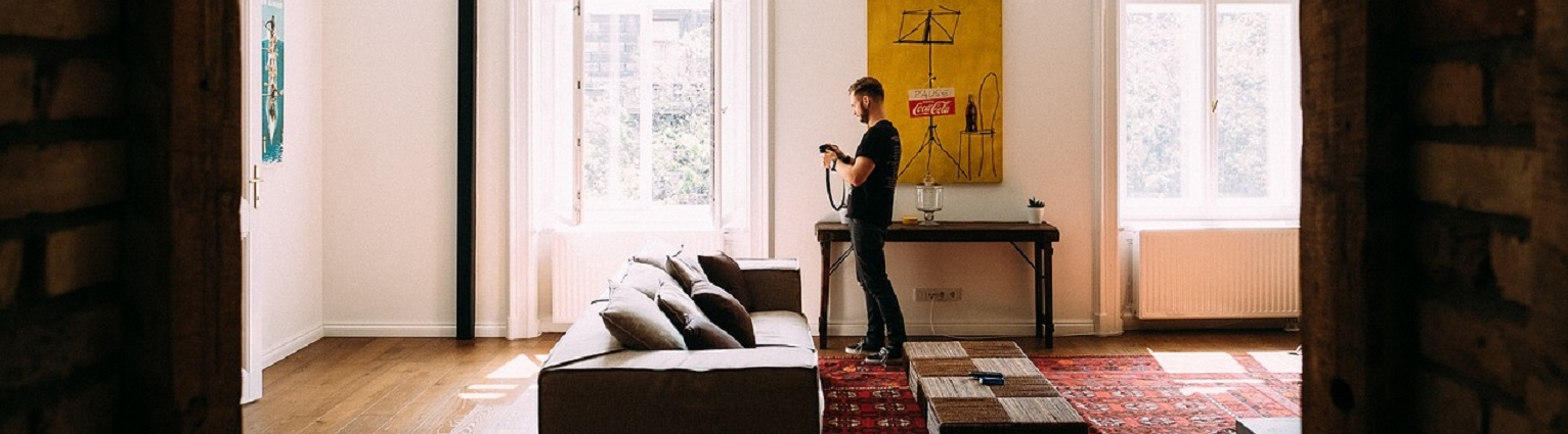 Joven en su vivienda