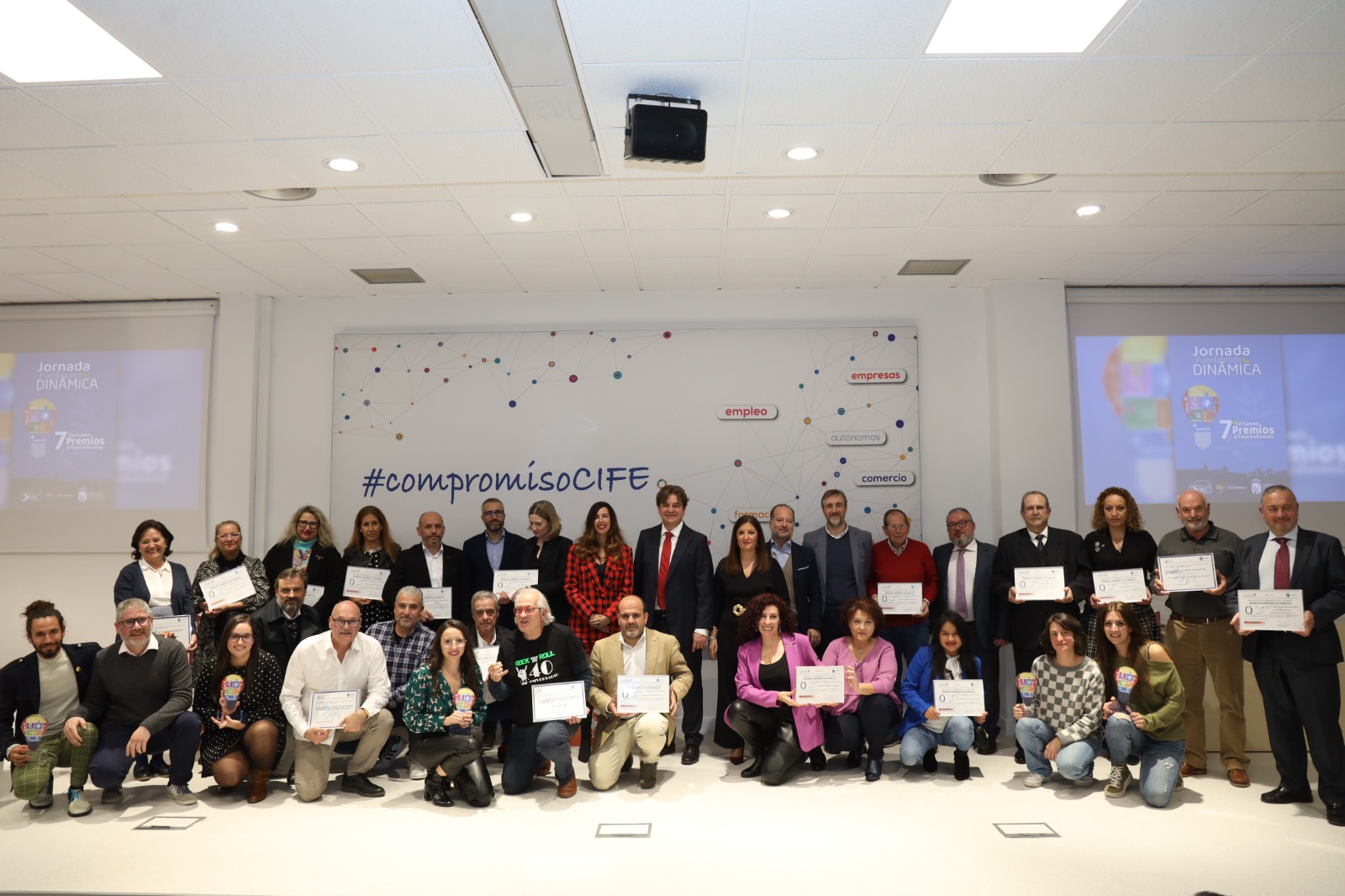 El alcalde, Javier Ayala, y los premiados