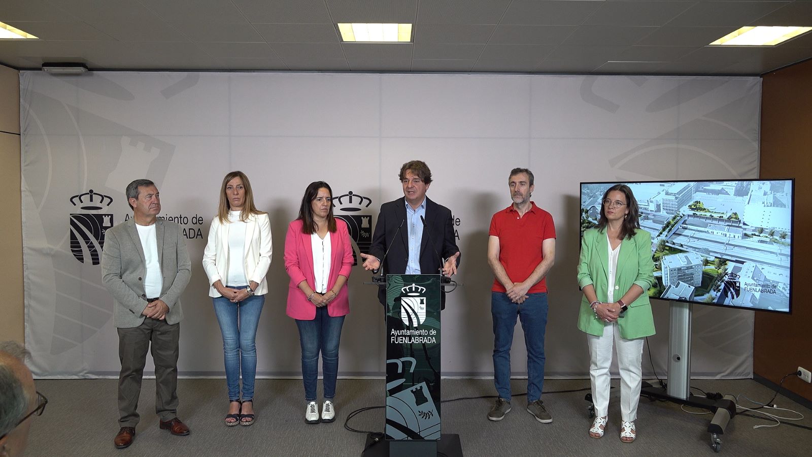 Javier Ayala con los y las cinco tenientes de alcalde