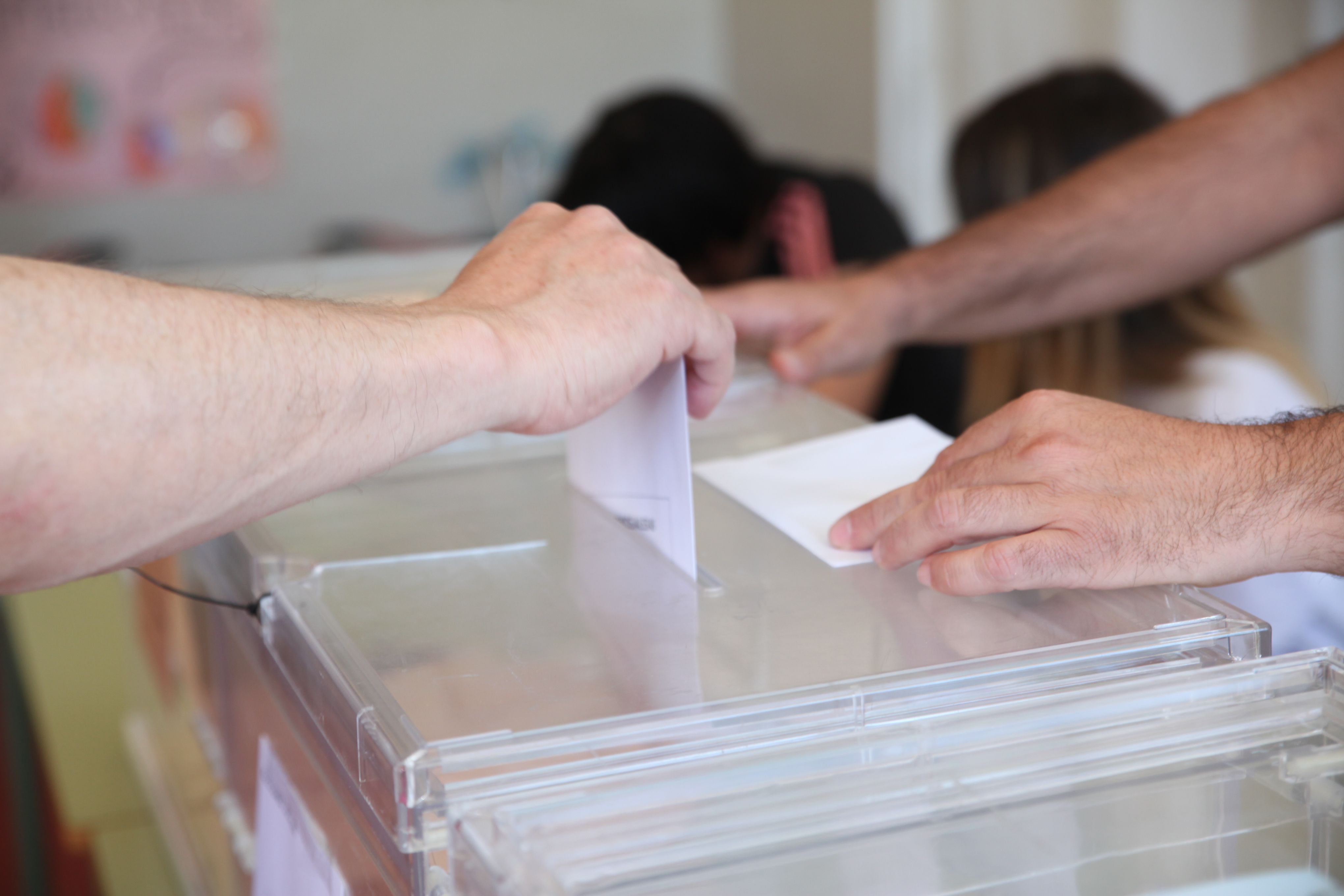 Un vecino depositando su voto en la urna