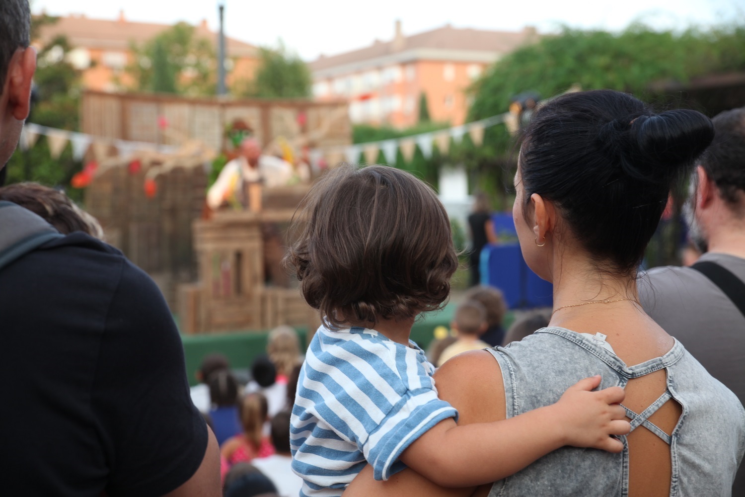 Mujer con un niño en brazos