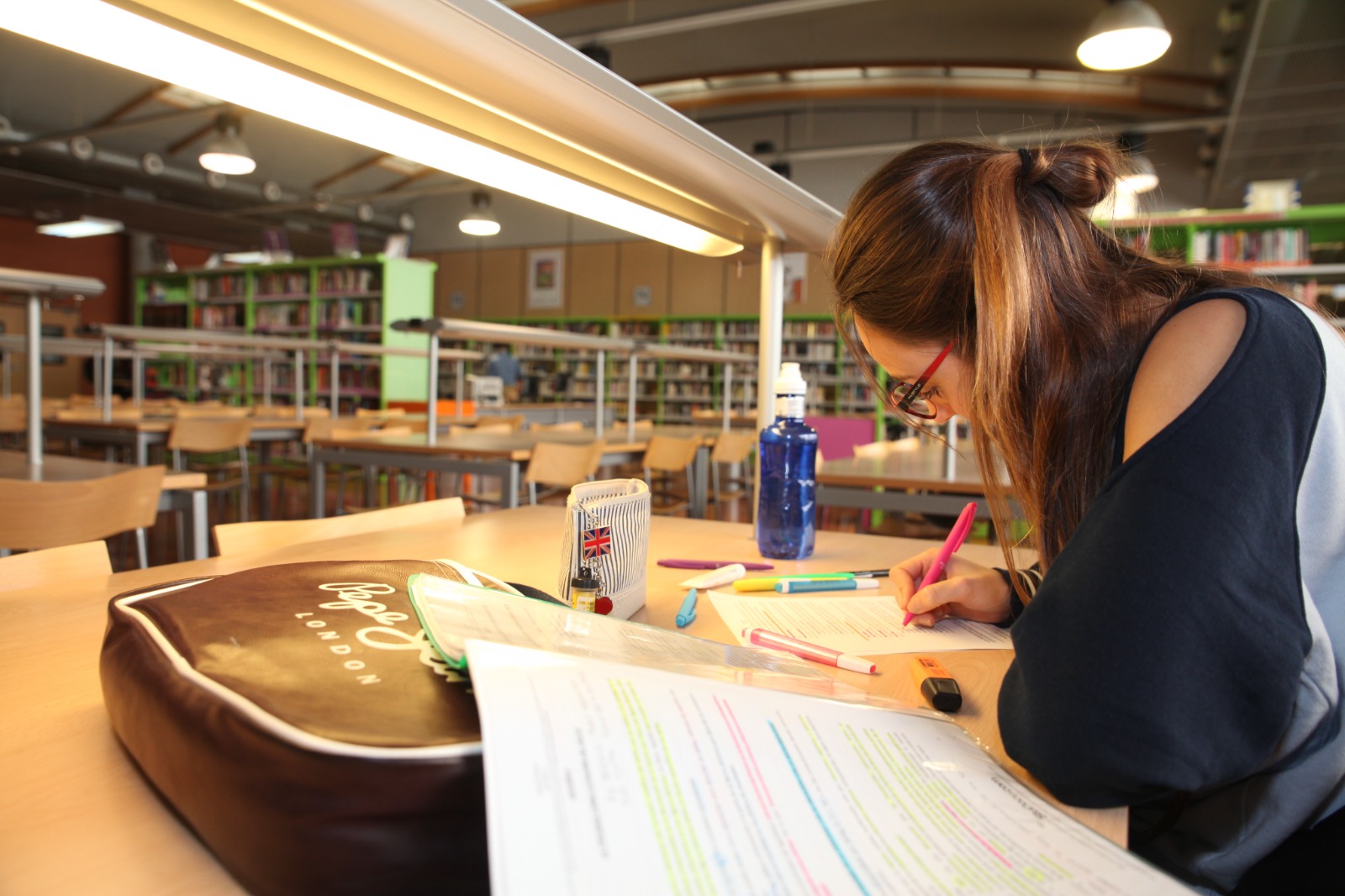 Chica estudiando en una biblioteca en Fuenlabrada