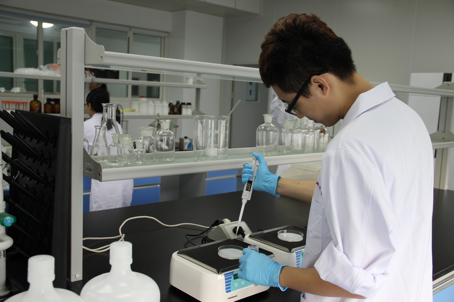 Imagen de una persona en un laboratorio