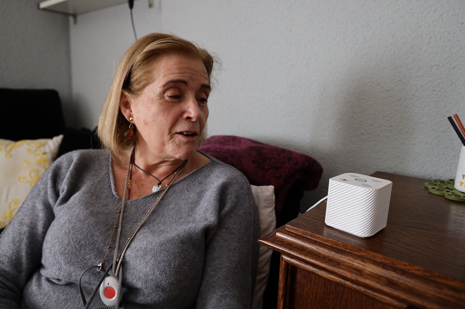 Mujer con el servicio de atención telemática instalado