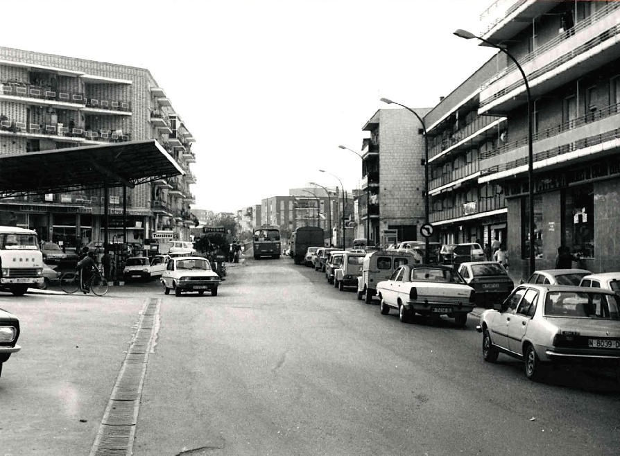 Gasolinera y coches en la calle Móstoles