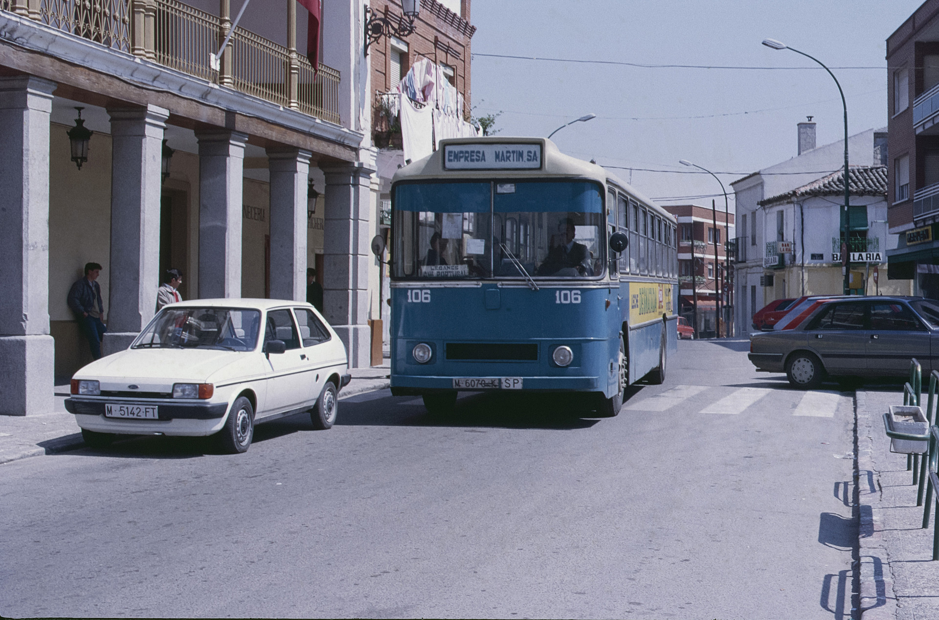Autobús de la empresa Martín pasando por La Plaza en 1987