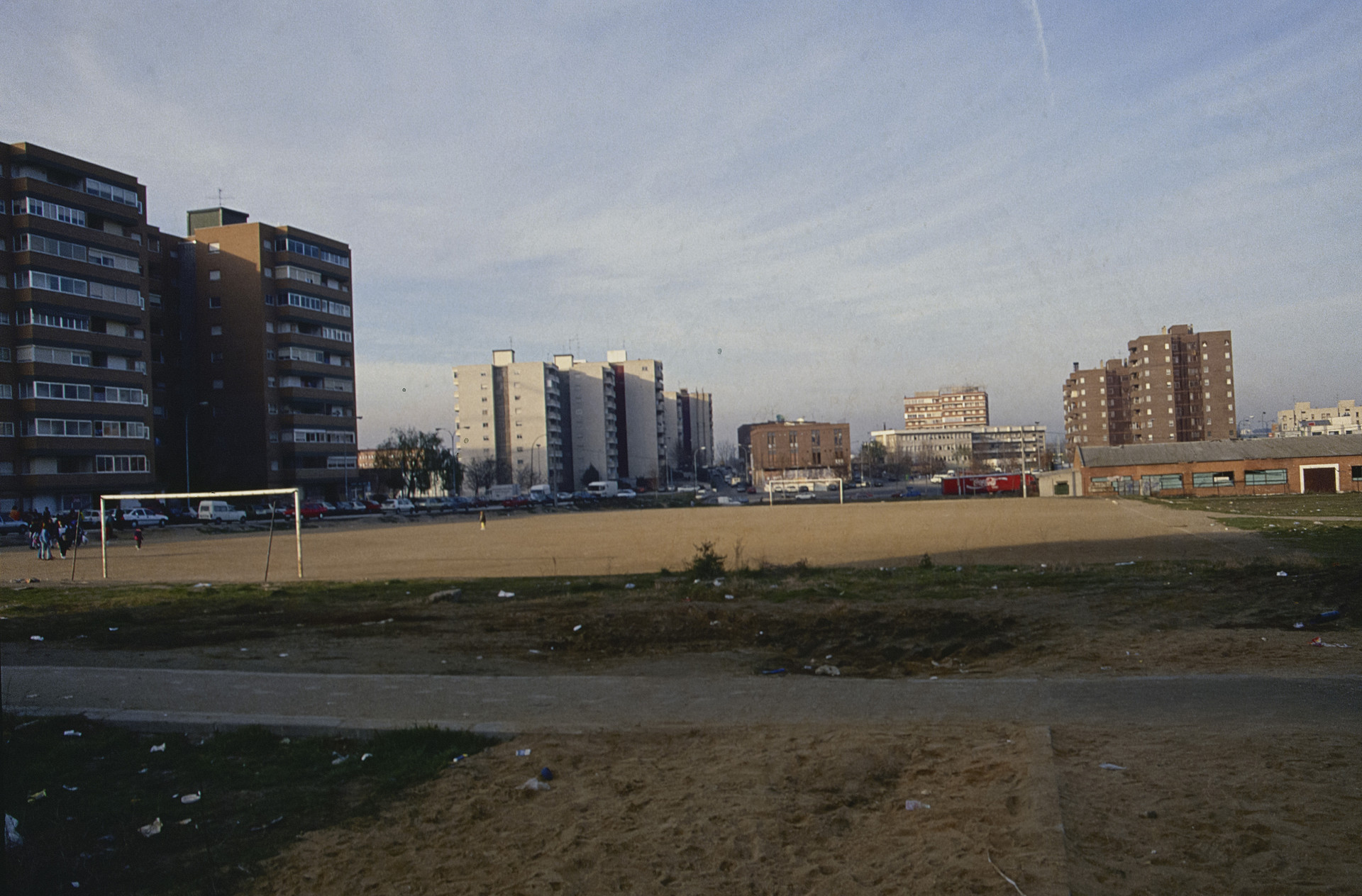 Campo de fútbol de tierra en un solar entre edificios