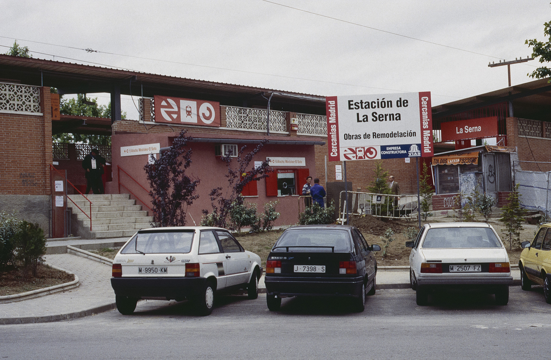 Coches aparcados delante de la estación de La Serna