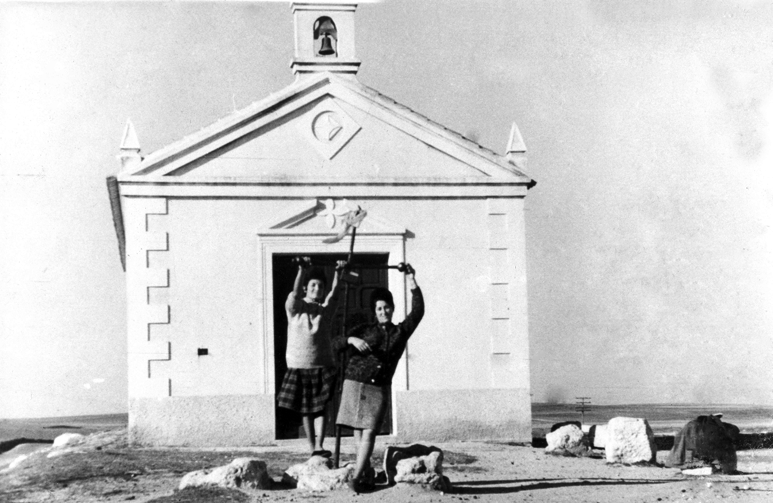 Dos mujeres delante de la Ermita de Belén