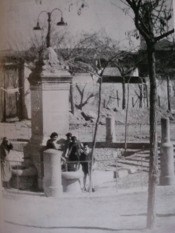 Foto antigua de niños en la fuente de los Cuatro Caños