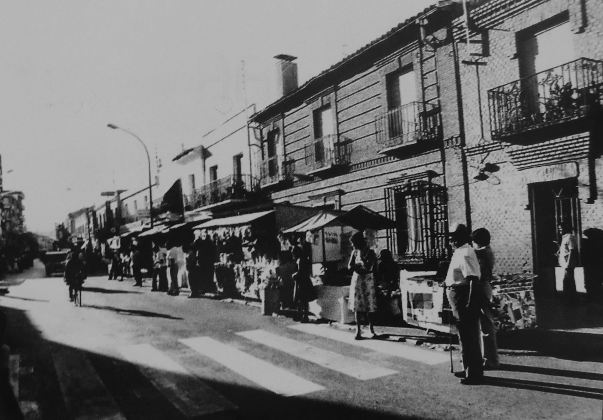 Calle de la Plaza con mercadillo