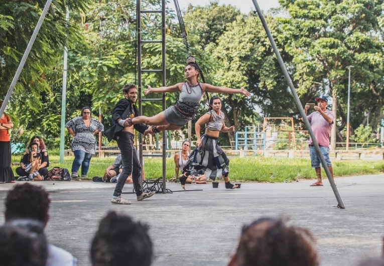 Trapecistas haciendo acrobacias en un parque 