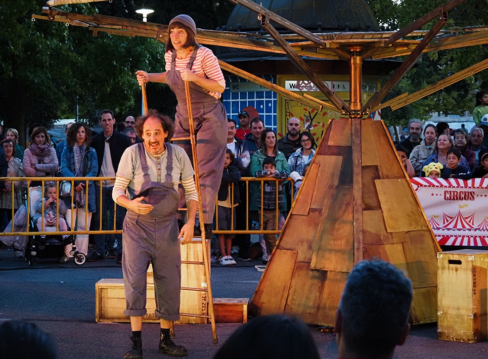 Actores de circo actuando 