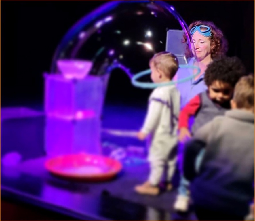 Niños en el escenario con pompas gigantes