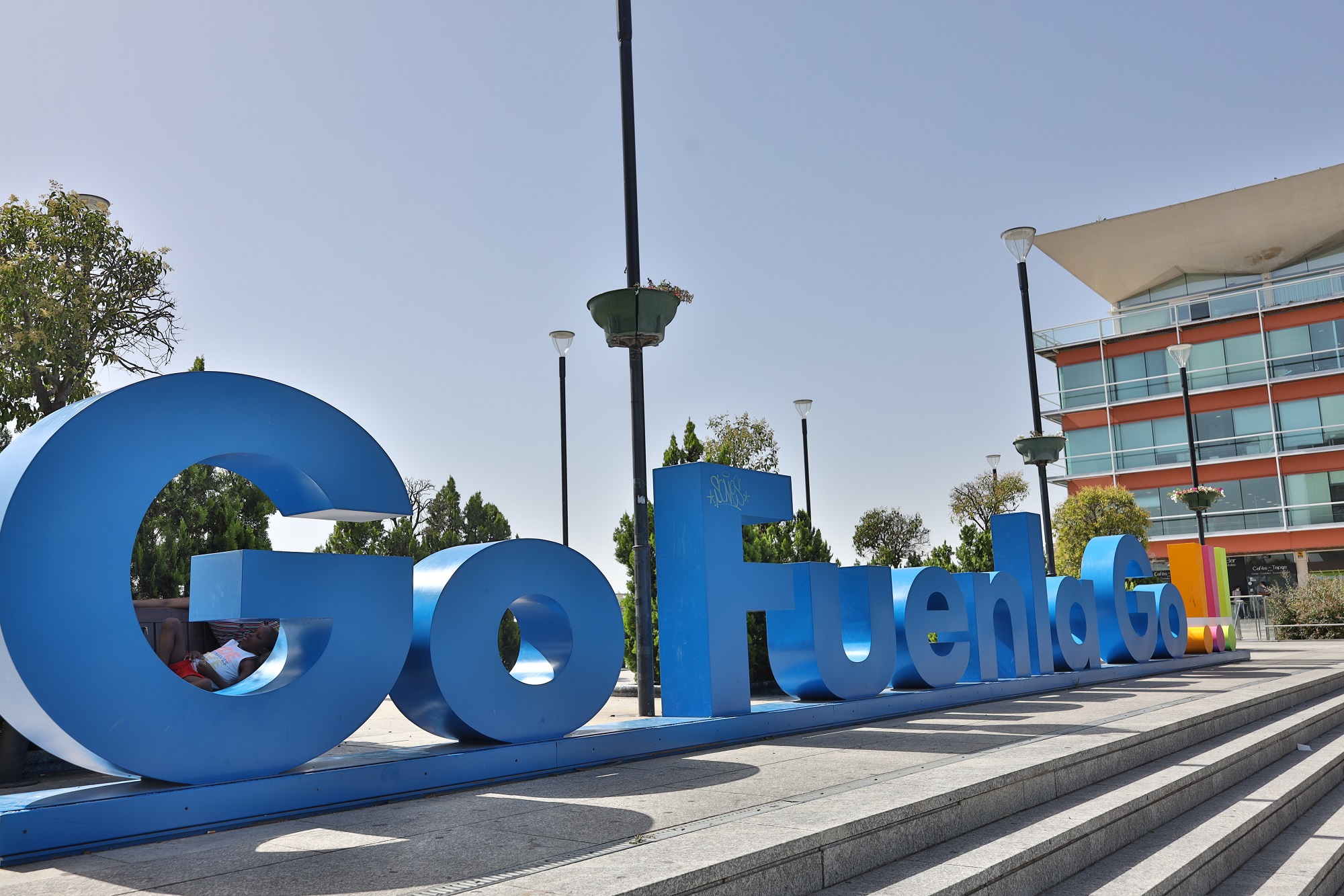 Cartel Go Fuenlabrada Go en la plaza del ayuntamiento de Fuenlabrada