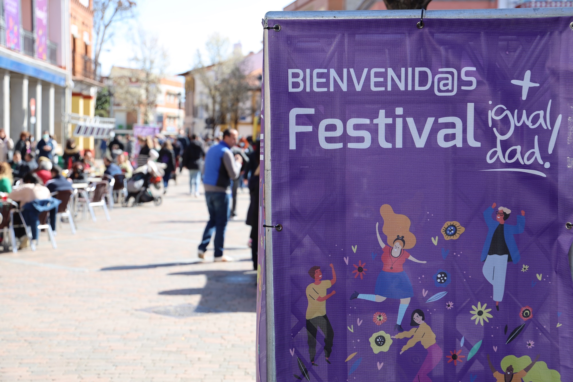 Imagen del cartel Festival Igualdad en una calle de Fuenlabrada