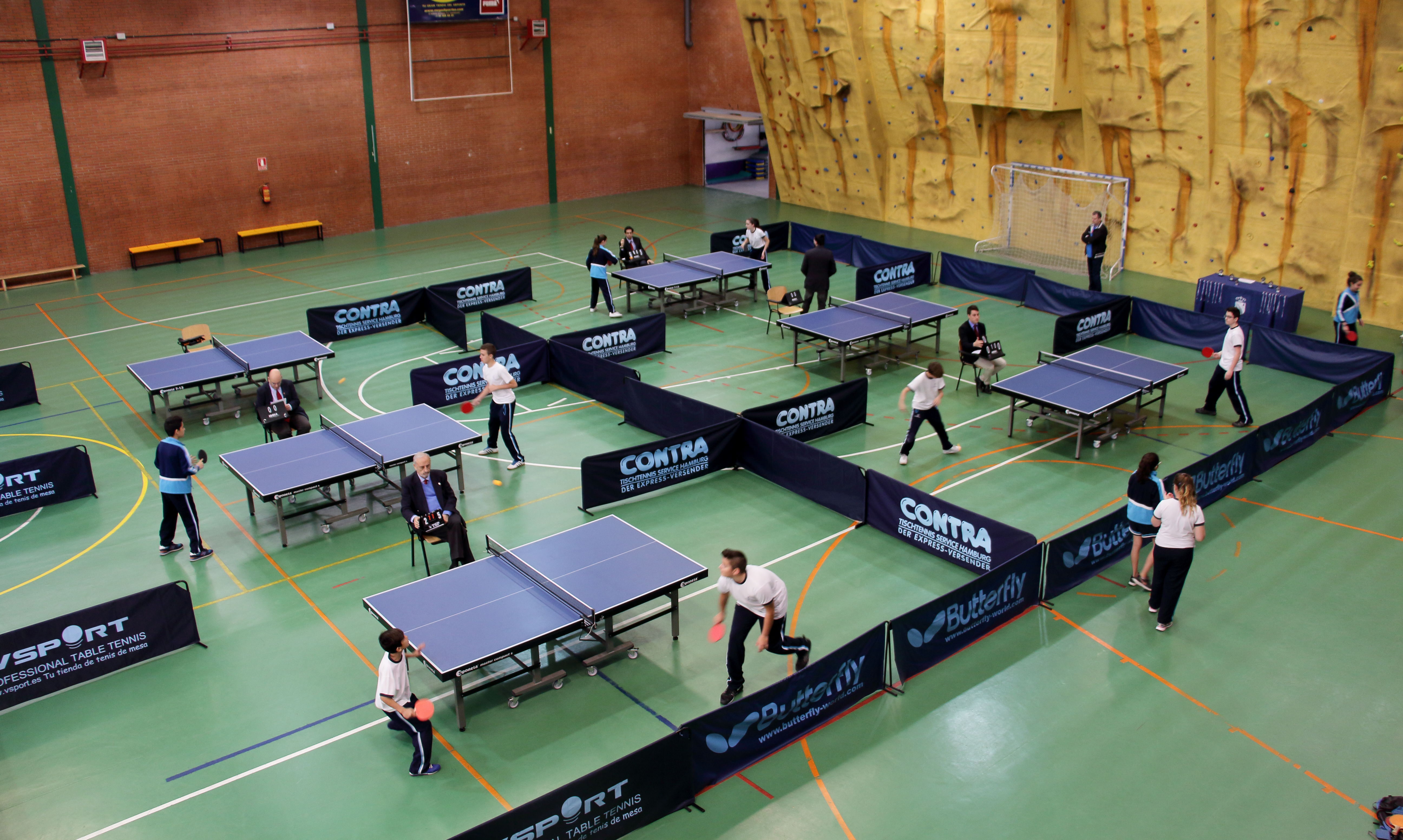 Niños jugando al ping-pong en El Trigal
