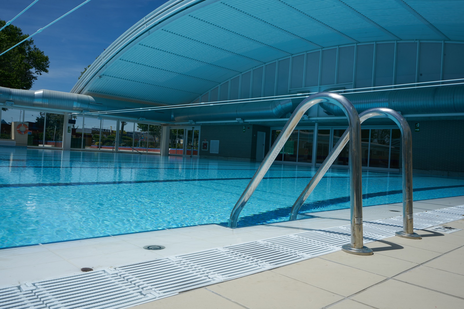 Piscina con cubierta retráctil