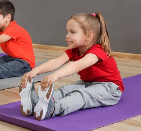 Niña haciendo gimnasia sobre una esterilla
