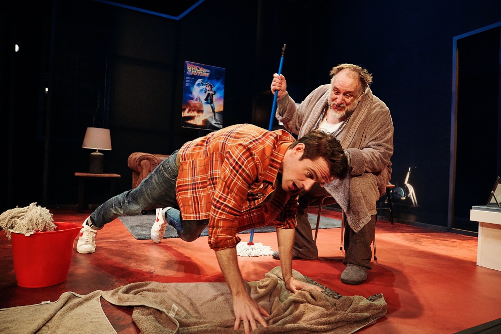 Dos actores interpretan una escena de teatro