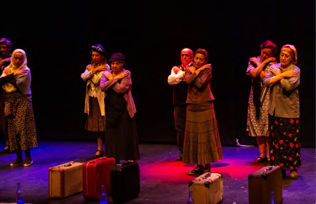 Actrices y actores en escena representando Travesías