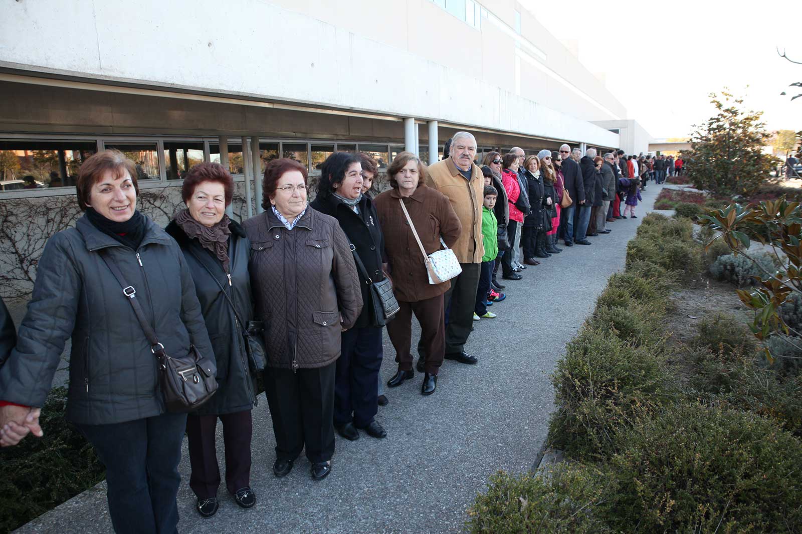 Personas participando en la iniciativa 'Abraza a tu hospital' y rodeando el Hospital de Fuenlabrada