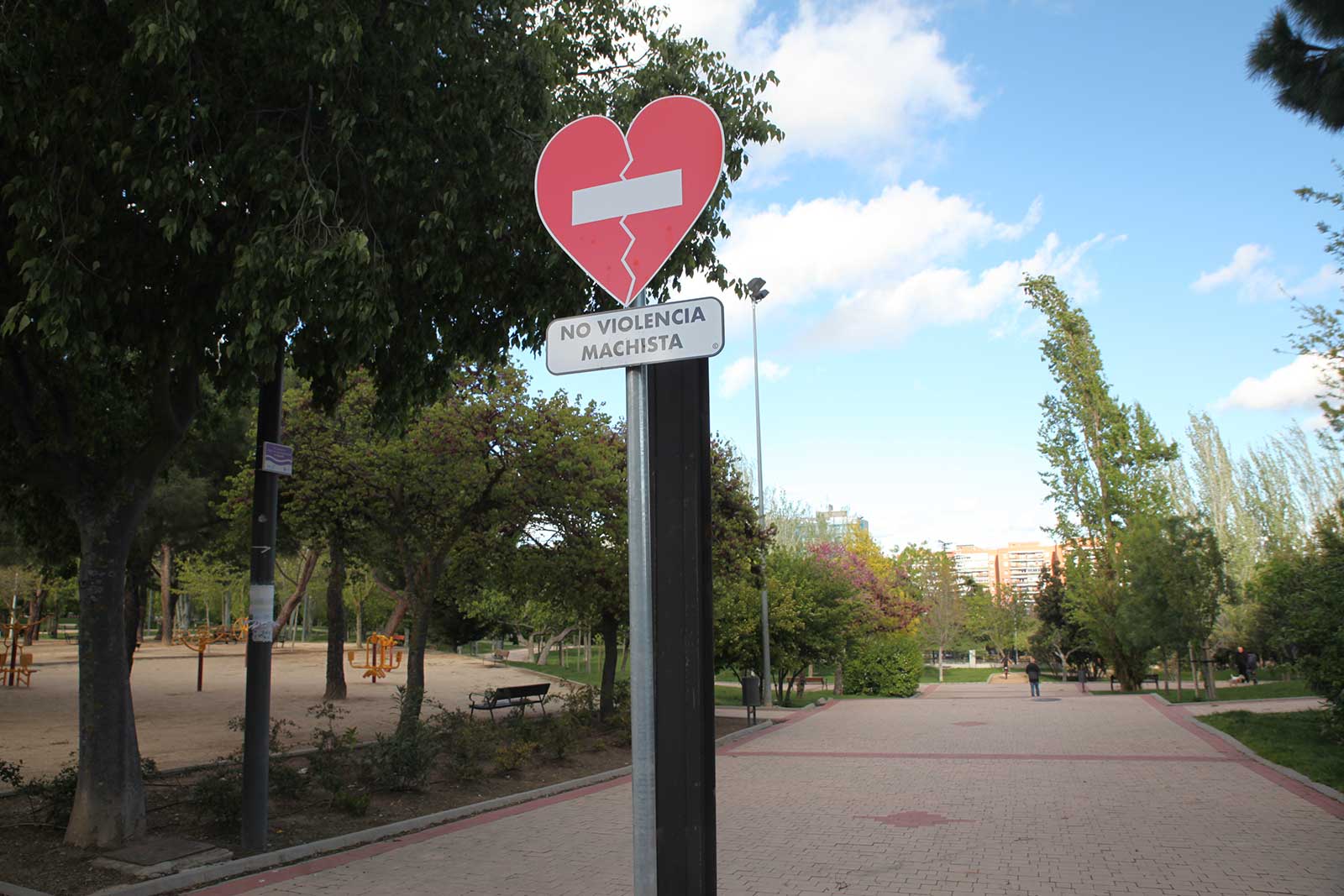 Señal corazón roto simbolizando lucha contra violencia machista