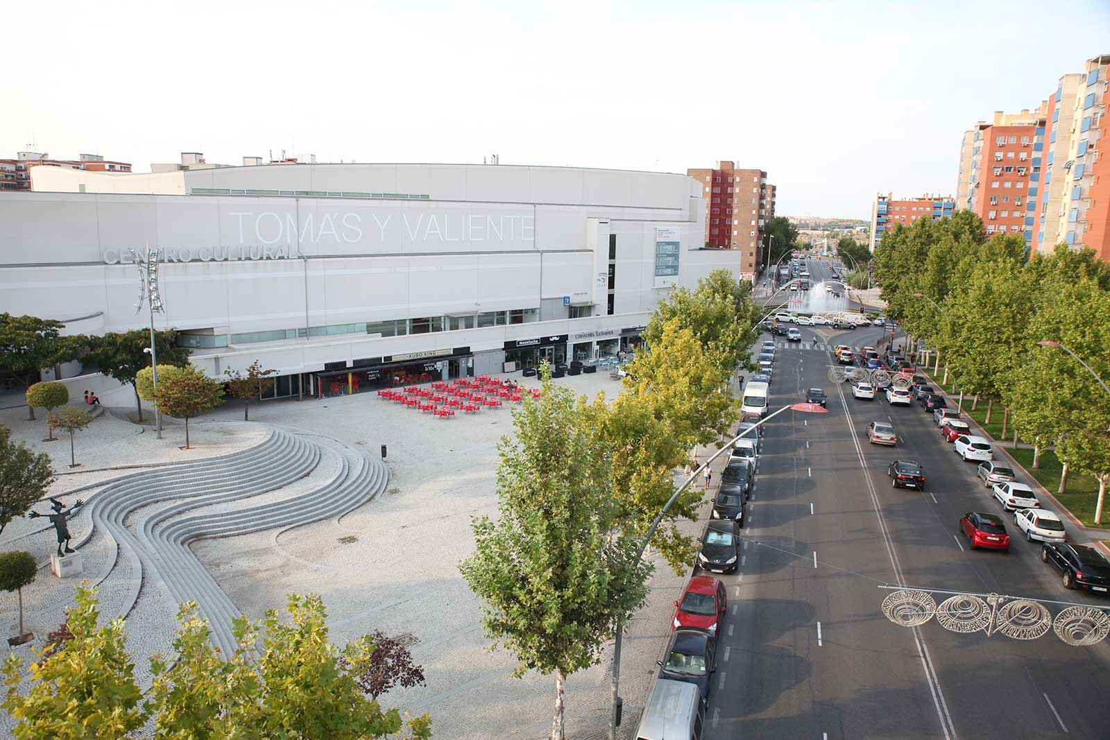 Fachada y plaza del centro cultural Tomás y Valiente