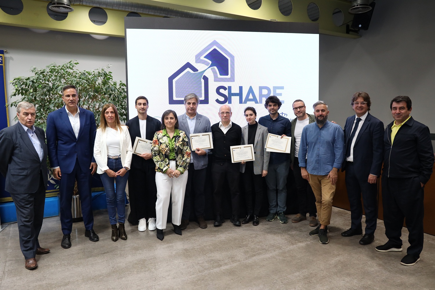 El alcalde y otras autoridades con los ganadores del proyecto Share