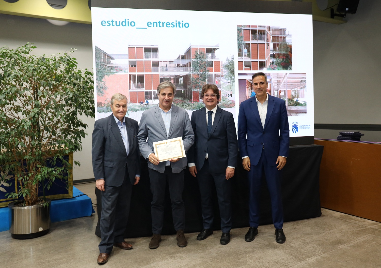 Autoridades con el ganador del primer premio