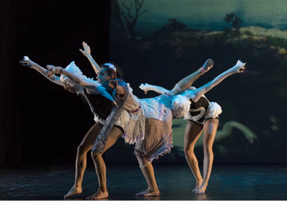 Bailarinas en el espectáculo El lago de los cisnes en 3D