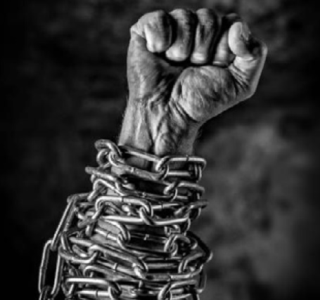 Imagen de un puño en alto con cadenas alrededor del brazo