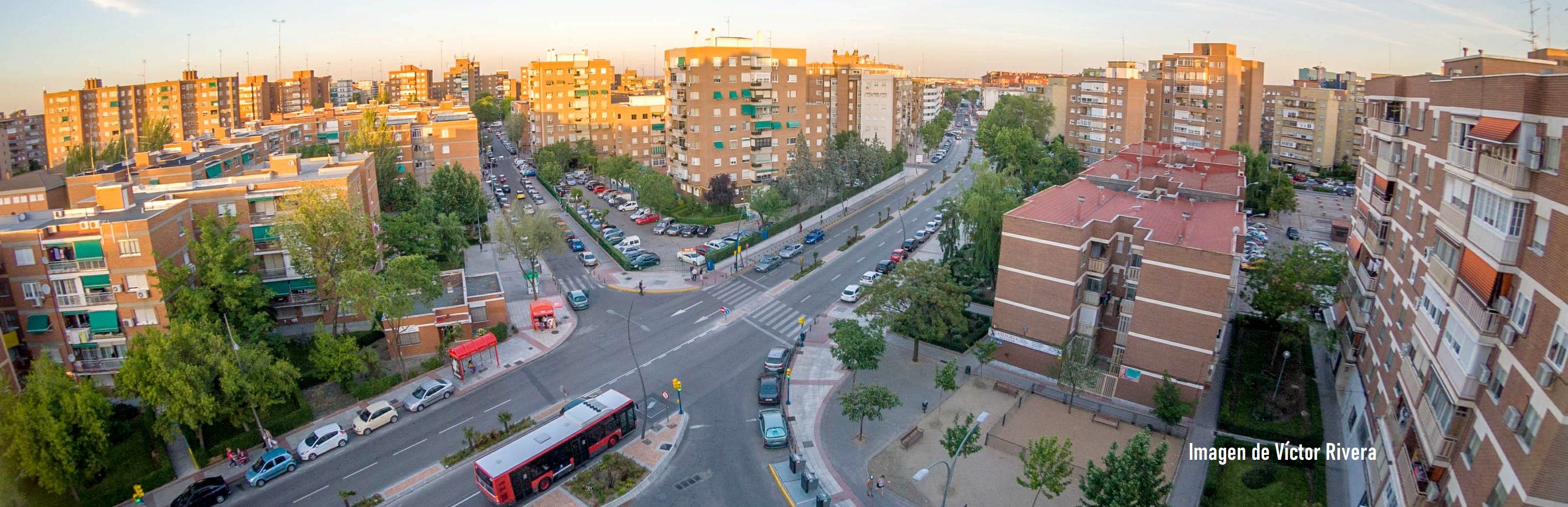 Cruce de cuatro calles calles con coches y edificios altos